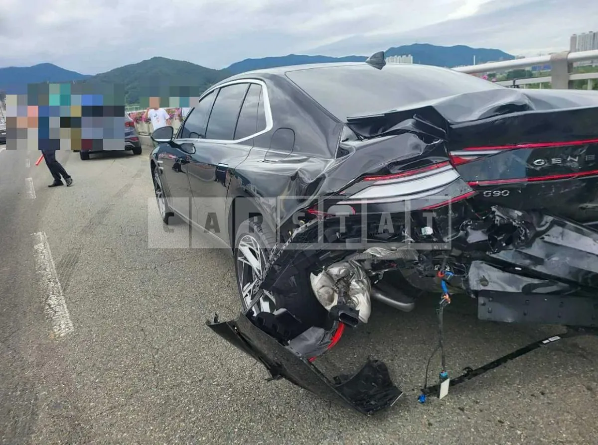 Photo 2 of 12: 2023 Genesis G90 — Korean insurance auction