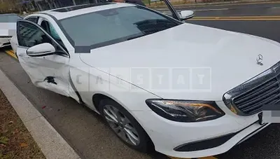 Photo 1 of 44: 2019 Mercedes-Benz E220d 4Matic, VIN WDD1J1EB4KF095749 — Korean insurance auction