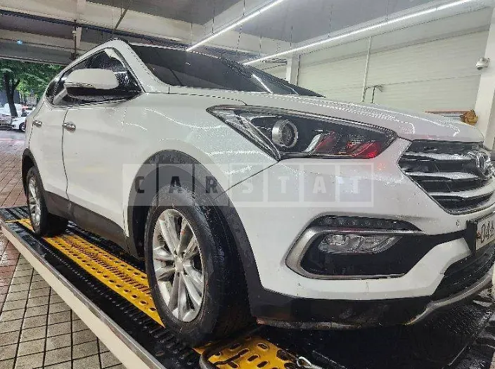 Photo 2 of 47: 2018 Hyundai Santa Fe, VIN KMHSW81UDJU792239 — Korean insurance auction