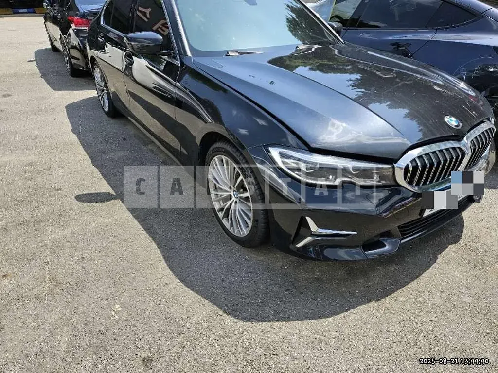 Photo 2 of 37: 2020 BMW 330i Luxury — Korean insurance auction