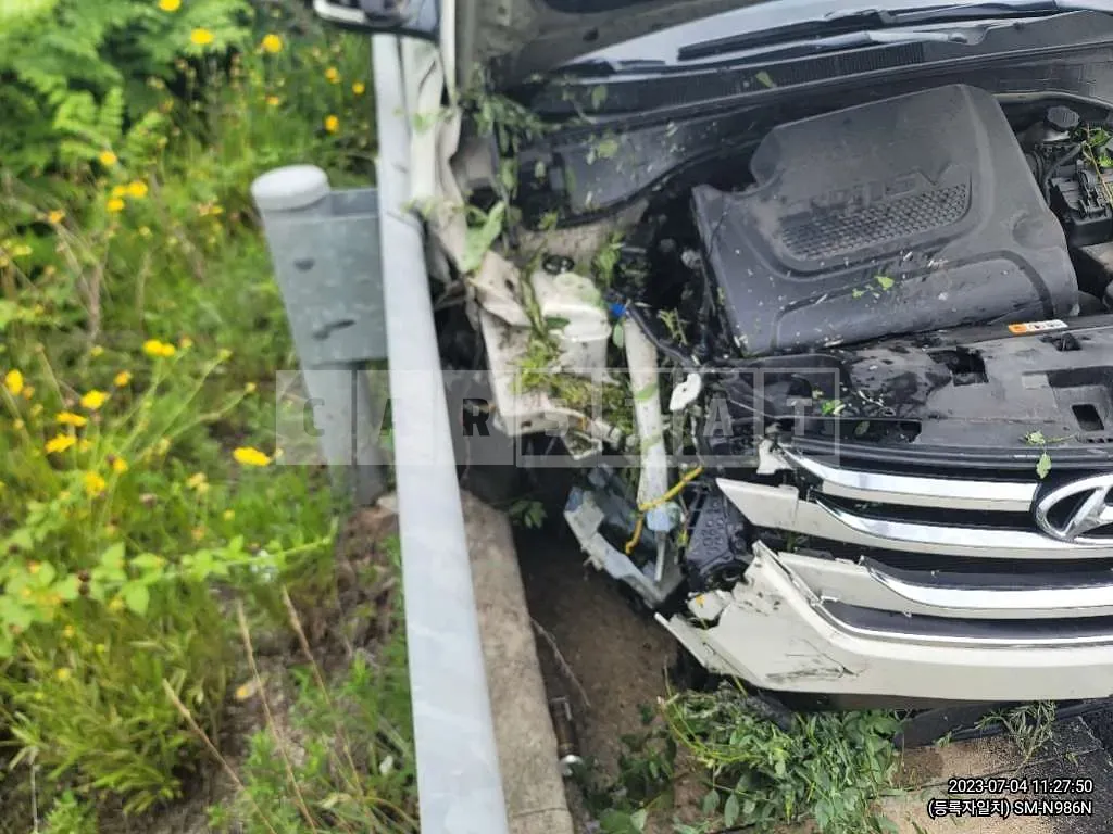 Photo 2 of 18: 2015 Hyundai Santa Fe, VIN KMHSW81UBFU442181 — Korean insurance auction