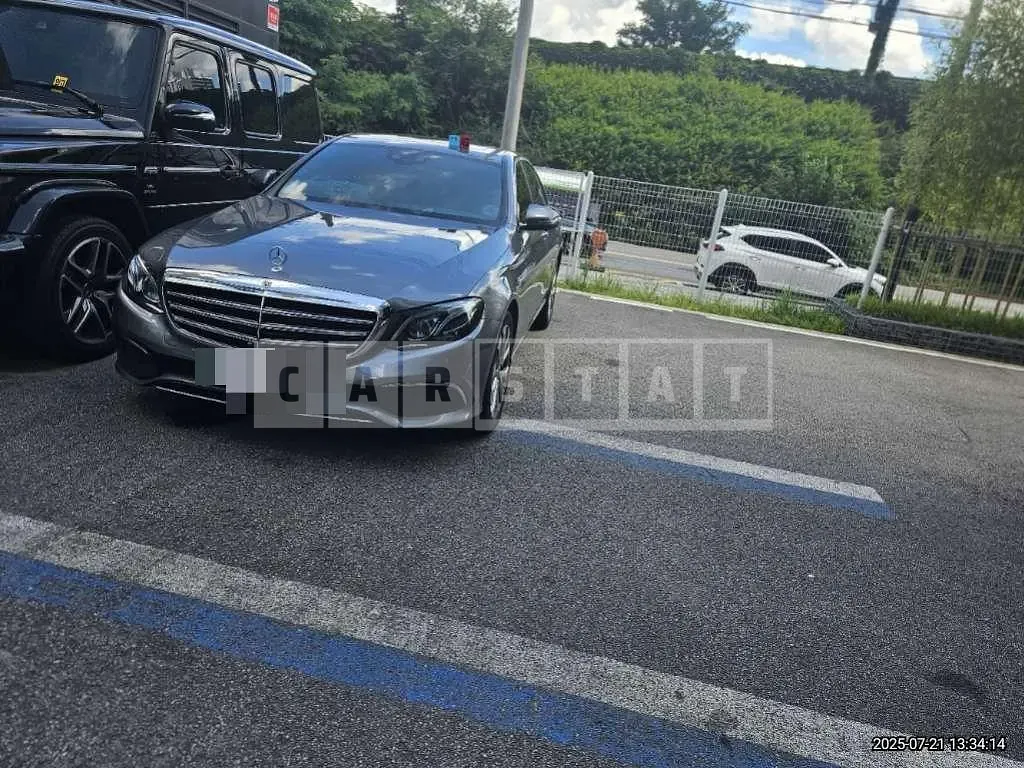 Photo 2 of 26: 2018 Mercedes-Benz E300 — Korean insurance auction