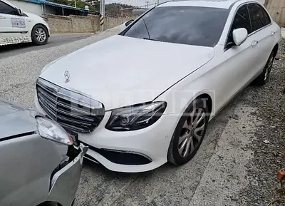 Photo 1 of 37: 2019 Mercedes-Benz E220 d 4Matic, VIN WDDZF0FB4KA692717 — Korean insurance auction