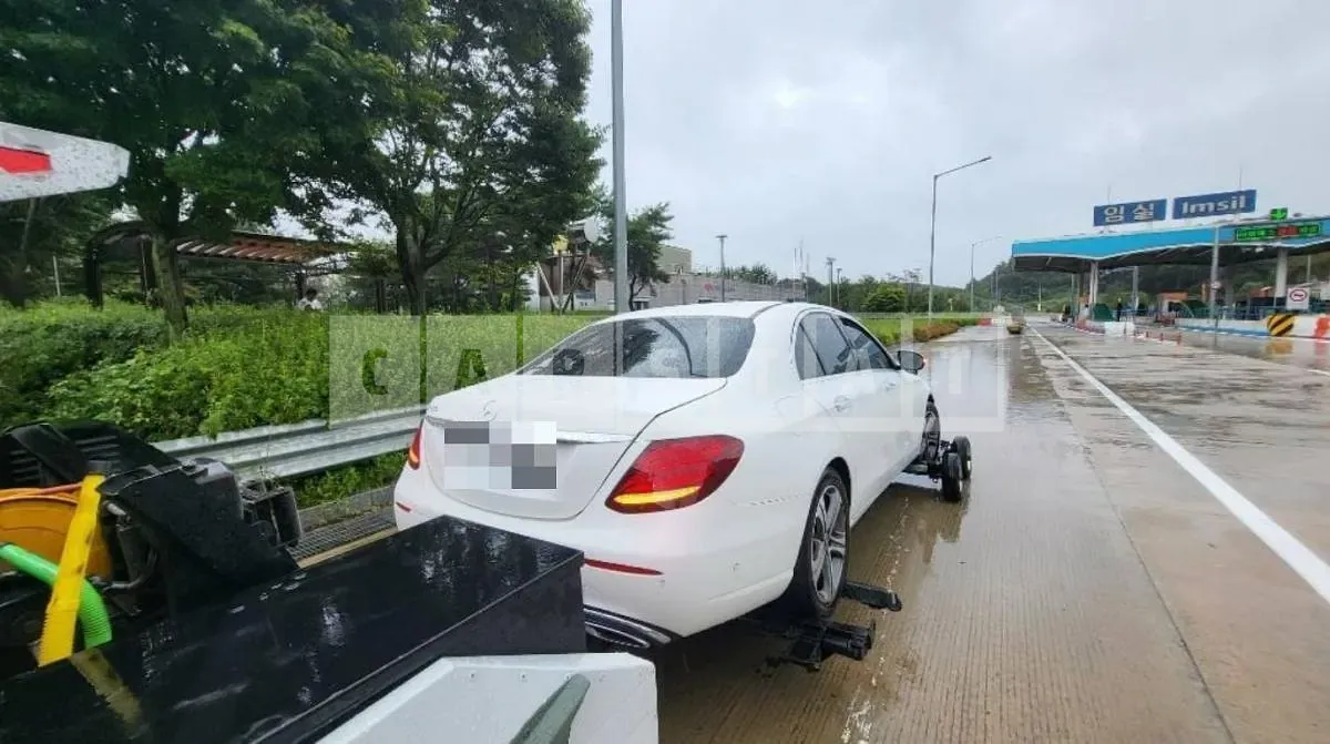 Photo 2 of 12: 2019 Mercedes-Benz E220 d, VIN WDDZF0EB1KA582841 — Korean insurance auction