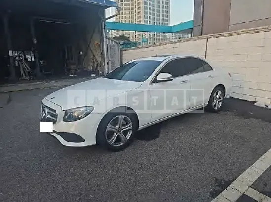 Photo 2 of 13: 2018 Mercedes-Benz E220d — Korean insurance auction