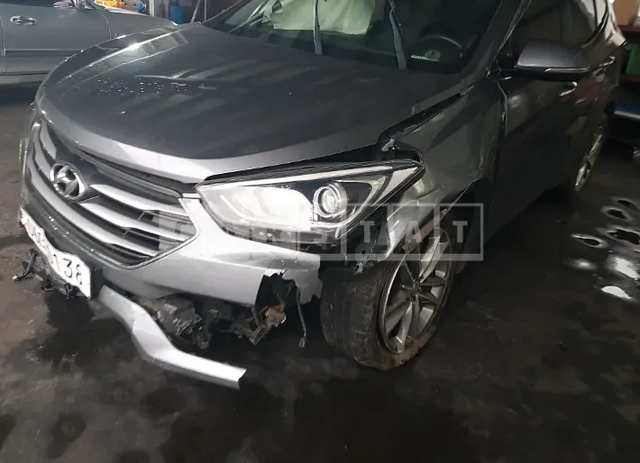 Photo 2 of 12: 2017 Hyundai Santa Fe, VIN KMHSW81UDHU727181 — Korean insurance auction
