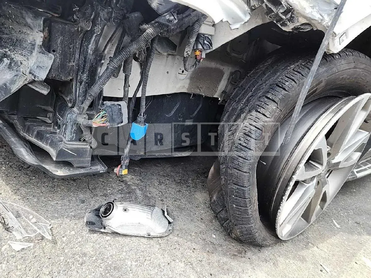 Photo 2 of 12: 2014 Hyundai Santa Fe, VIN KMHSU81UBFU313898 — Korean insurance auction