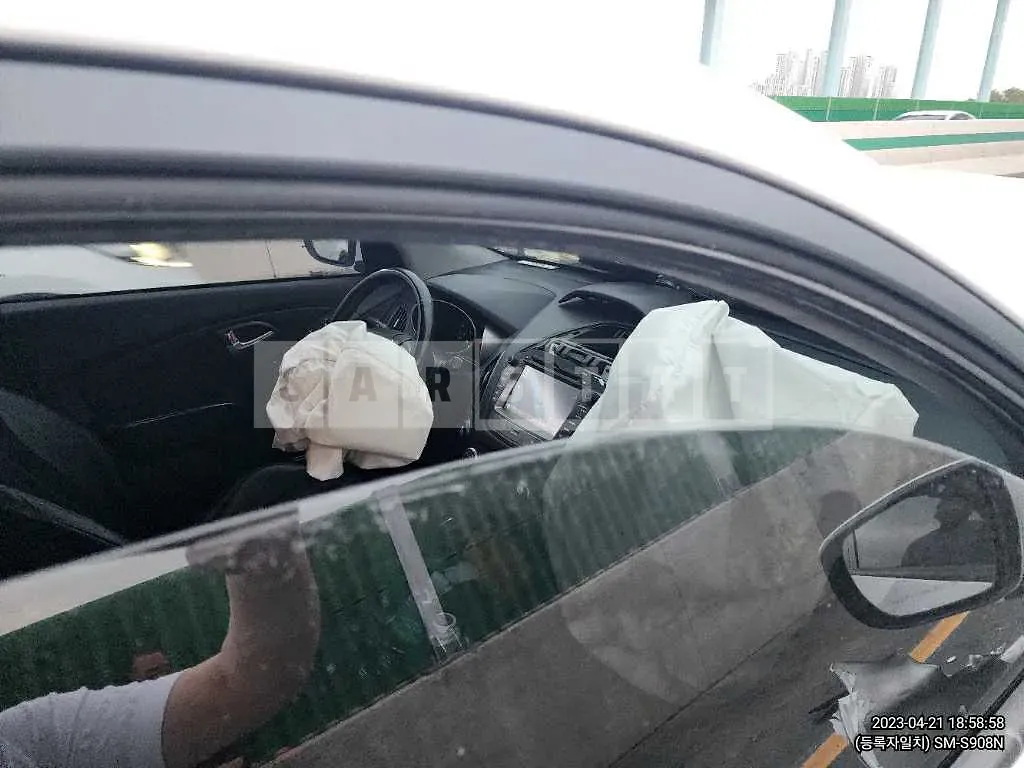 Photo 2 of 5: 2015 Hyundai Tucson, VIN KMHJU81VBFU976744 — Korean insurance auction