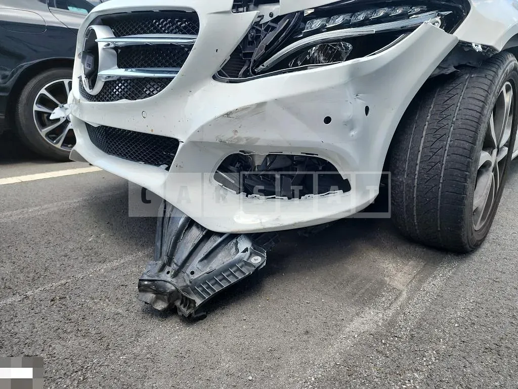Photo 2 of 28: 2016 Mercedes-Benz C200 — Korean insurance auction