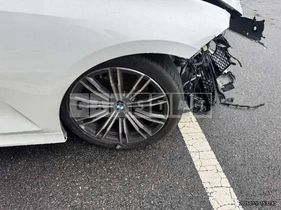 Photo 2 of 21: 2021 BMW 320i — Korean insurance auction
