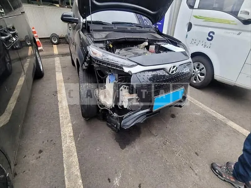 Photo 2 of 43: 2018 Hyundai Kona Electric, VIN KMHK281GFKU014843 — Korean insurance auction