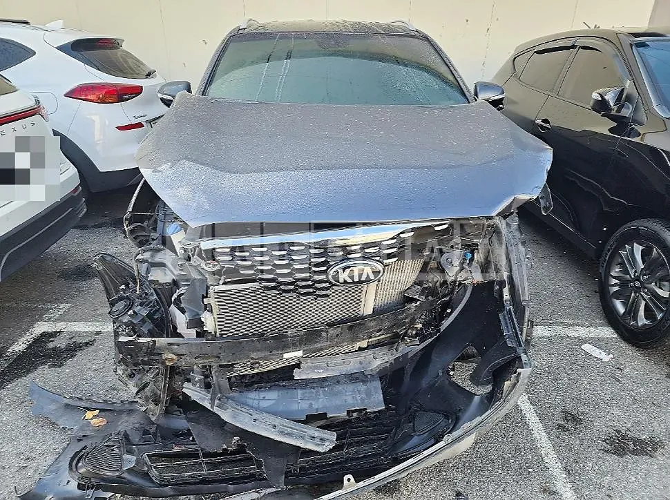 Photo 2 of 13: 2018 Kia Sorento, VIN KNAPG81ABJA448585 — Korean insurance auction