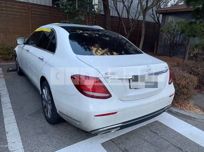 Photo 2 of 23: 2017 Mercedes-Benz E300 4Matic — Korean insurance auction