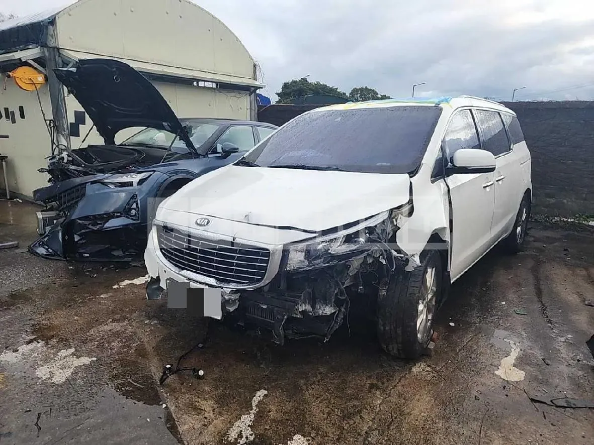 Photo 2 of 22: 2015 Kia Carnivals, VIN KNAME81ABGS112946 — Korean insurance auction