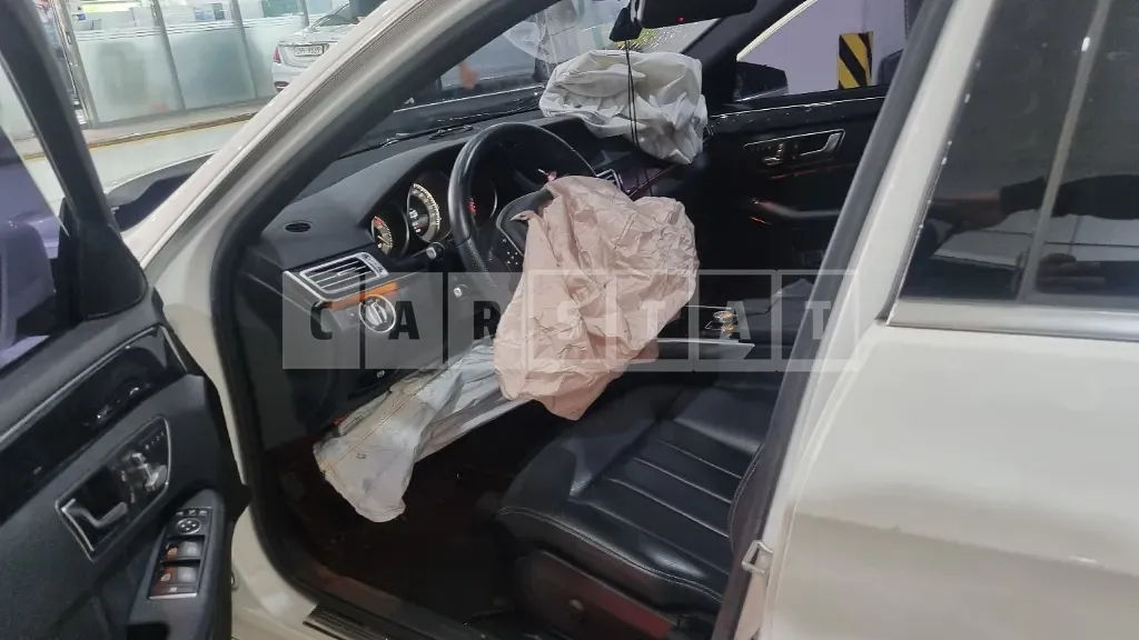 Photo 2 of 15: 2015 Mercedes-Benz E300 4Matic, VIN WDDHF8BB6FB138529 — Korean insurance auction