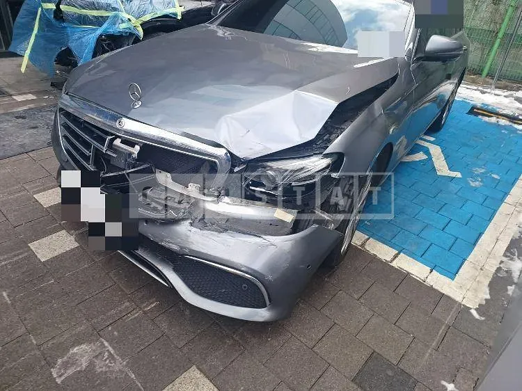 Photo 2 of 18: 2019 Mercedes-Benz E 300 4Matic, VIN WDDZF4KB6LA729927 — Korean insurance auction