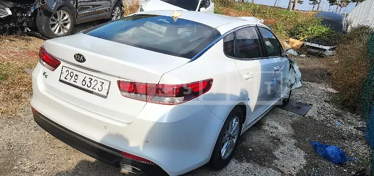 Photo 2 of 5: 2017 Kia K5, VIN KNAGS416BHA116196 — Korean insurance auction