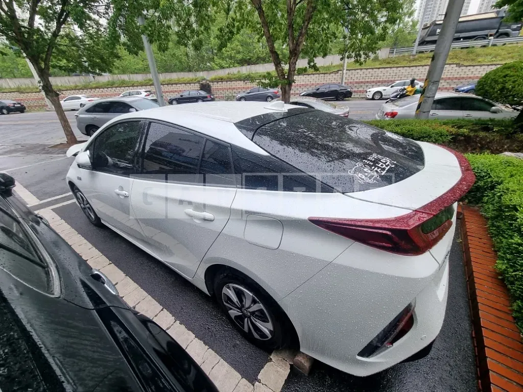Photo 2 of 9: 2017 Toyota Prius, VIN JTDKARFP8H3051996 — Korean insurance auction