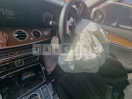Photo 2 of 9: 2019 Mercedes-Benz E300, VIN WDDZF4JB4KA498073 — Korean insurance auction