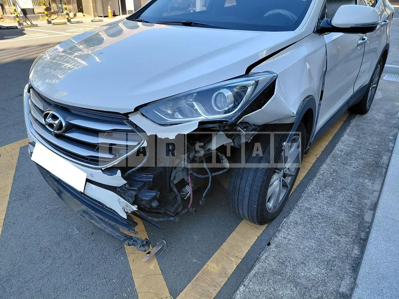 Photo 2 of 8: 2016 Hyundai Santa Fe, VIN KMHSW81XDGU653379 — Korean insurance auction