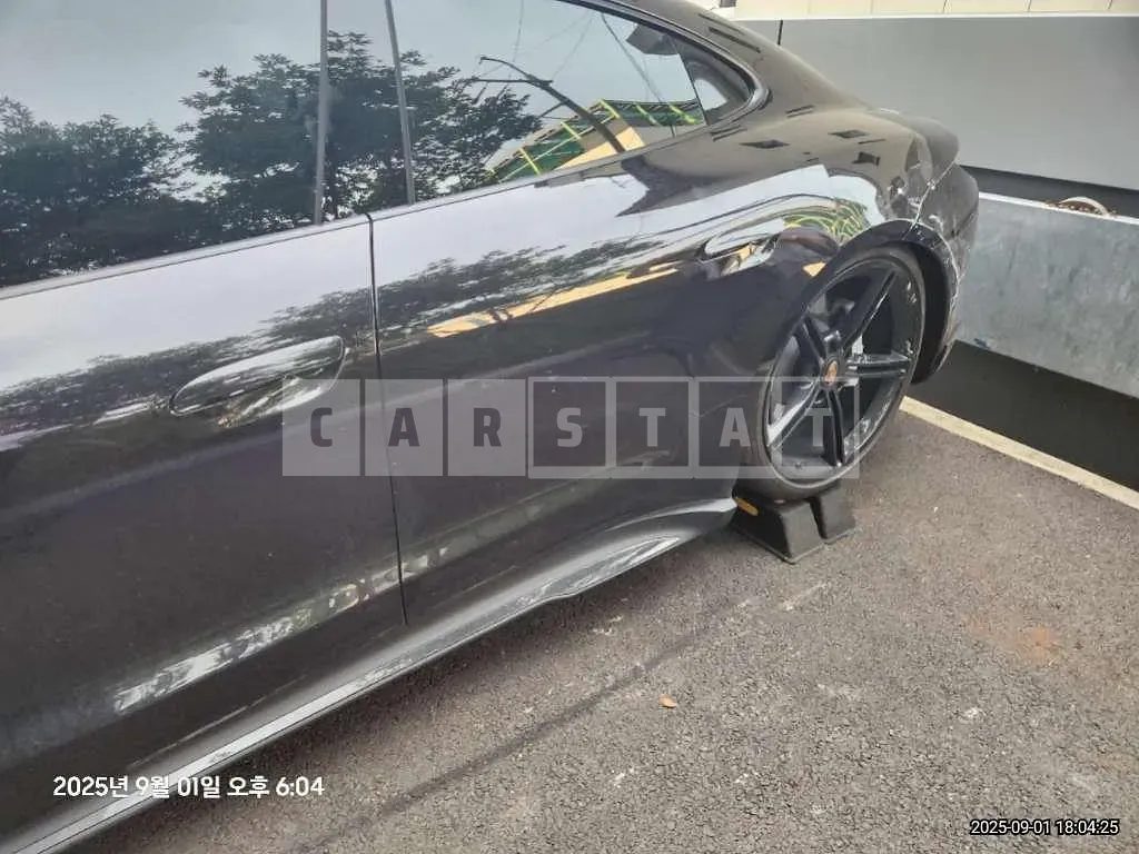 Photo 2 of 13: 2022 Porsche Taycan (High. 5-Seater) — Korean insurance auction