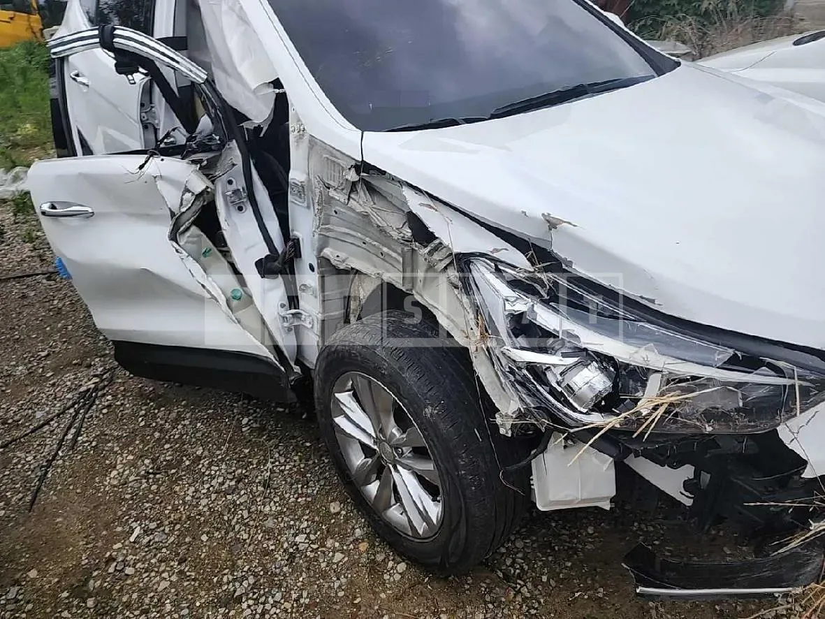 Photo 2 of 23: 2017 Hyundai Santa Fe DM — Korean insurance auction