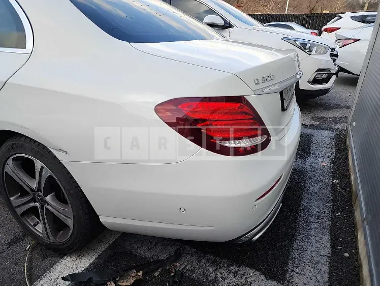 Photo 2 of 32: 2019 Mercedes-Benz E 300, VIN WDDZF4JB7KA604662 — Korean insurance auction