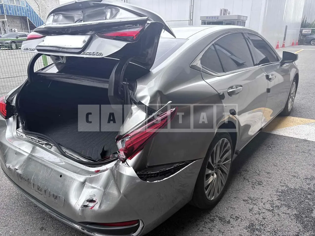 Photo 2 of 18: 2019 Lexus ES300h, VIN JTHB21B17K2063567 — Korean insurance auction