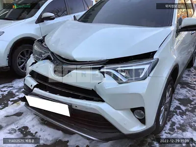Photo 1 of 13: 2018 Toyota RAV4, VIN JTMYFREV2JD117728 — Korean insurance auction