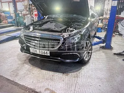 Photo 1 of 27: 2018 Mercedes-Benz E 300 4Matic, VIN WDDZF4KB4JA377136 — Korean insurance auction