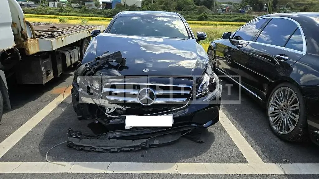 Photo 2 of 9: 2017 Mercedes-Benz E300 — Korean insurance auction