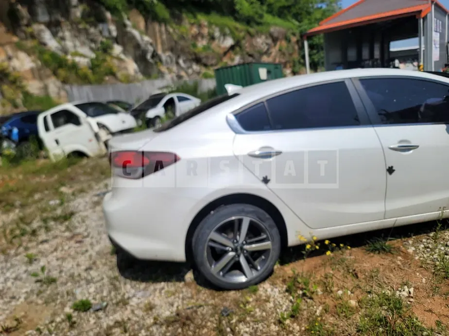 Photo 2 of 8: 2017 Kia K3 1.6 — Korean insurance auction