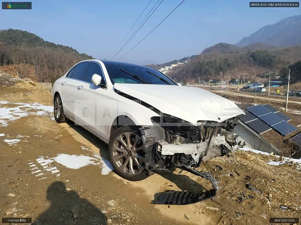 Photo 2 of 10: 2019 Mercedes-Benz E300 4Matic, VIN WDDZF4KB1KA623819 — Korean insurance auction