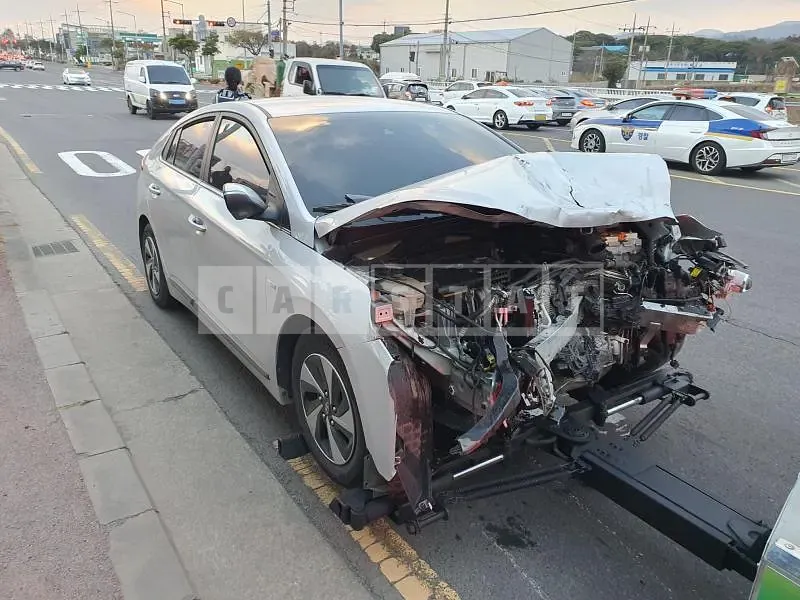 Photo 2 of 9: 2017 Hyundai IONIQ Hybrid, VIN KMHC051CGJU063254 — Korean insurance auction