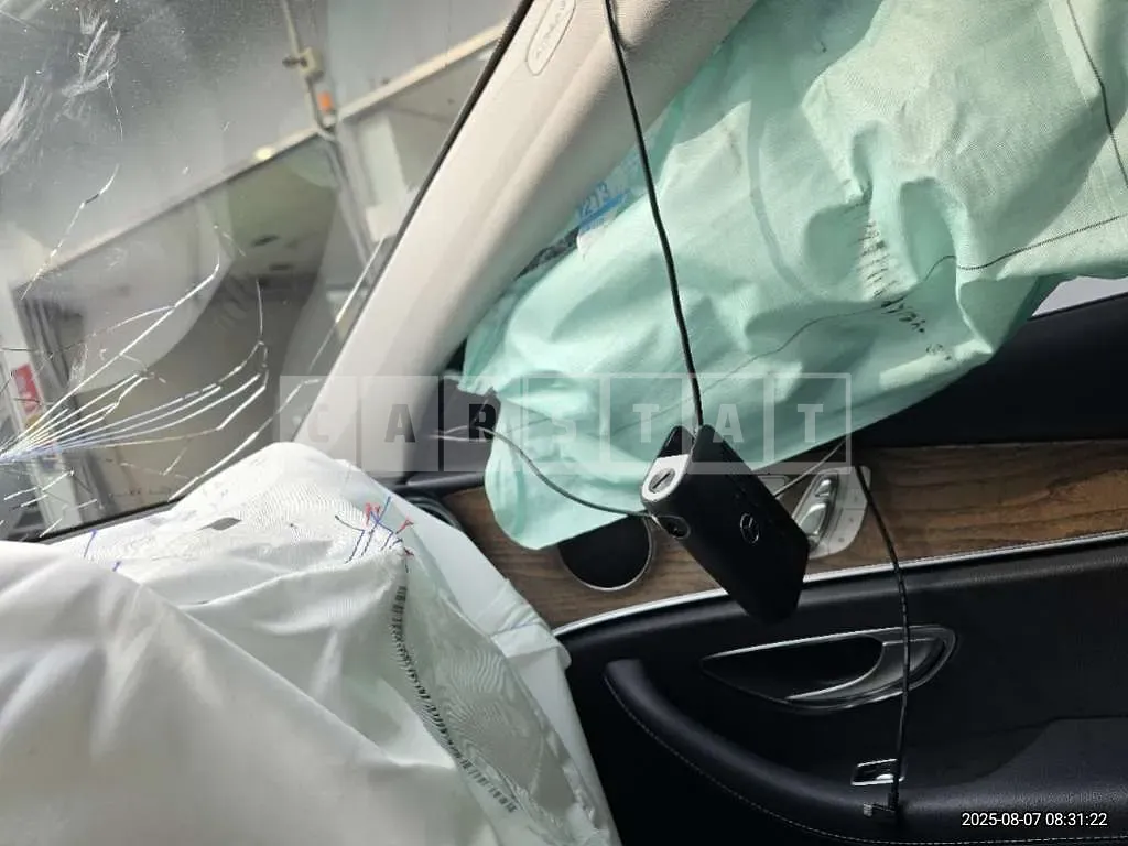 Photo 2 of 31: 2017 Mercedes-Benz E300 — Korean insurance auction