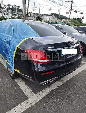Photo 2 of 19: 2018 Mercedes-Benz E 300 4Matic, VIN WDDZF4KB2JA295129 — Korean insurance auction