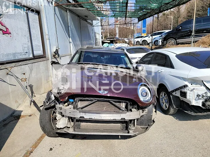 Photo 2 of 11: 2018 MINI Cooper Club Man, VIN WMWLN5107J2H03644 — Korean insurance auction