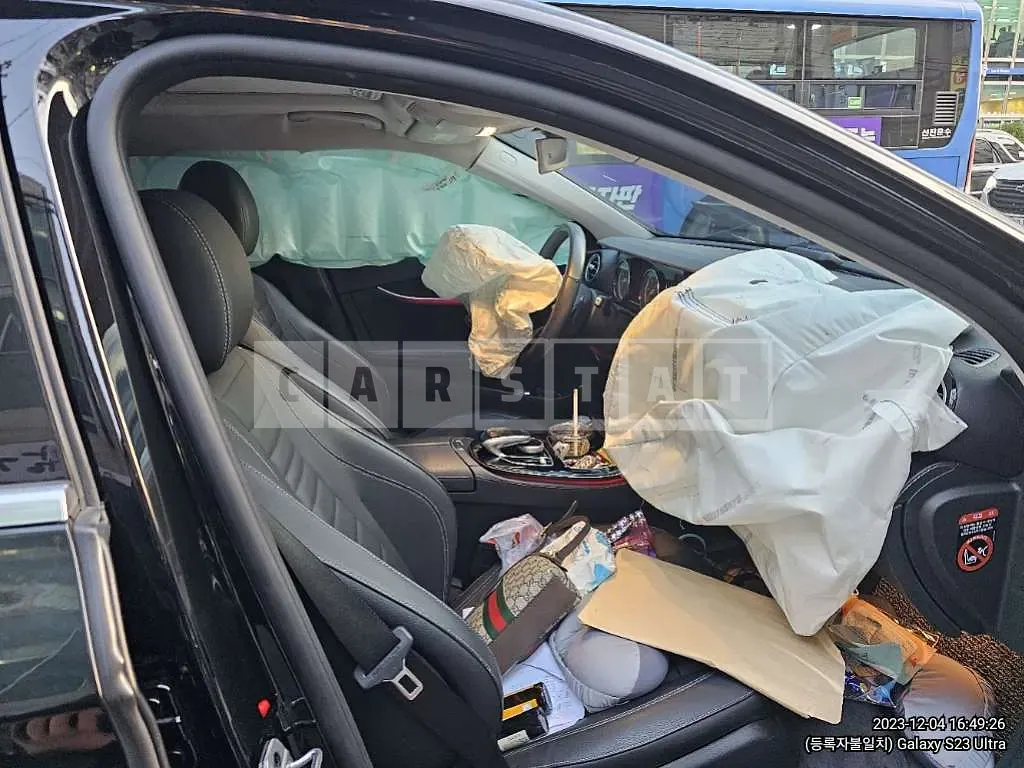Photo 2 of 12: 2019 Mercedes-Benz E220d, VIN WDDZF0EB9KA621403 — Korean insurance auction