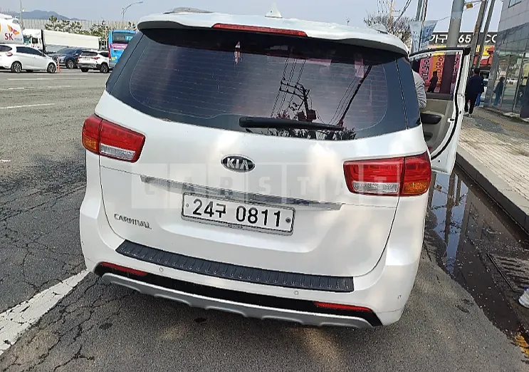 Photo 2 of 3: 2016 Kia Carnival, VIN KNAMB81ABGS216949 — Korean insurance auction