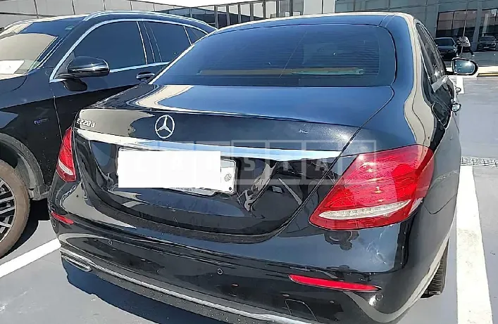 Photo 2 of 48: 2017 Mercedes-Benz E220d, VIN WDDZF0EB1HA068237 — Korean insurance auction
