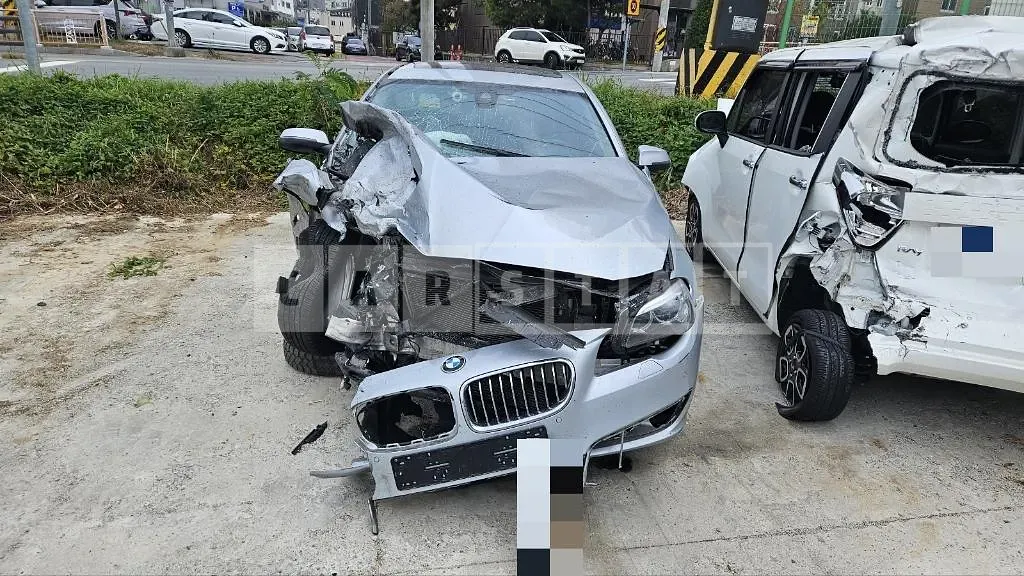 Photo 2 of 7: 2015 BMW 520d xDrive, VIN WBA5E7107FGK09778 — Korean insurance auction