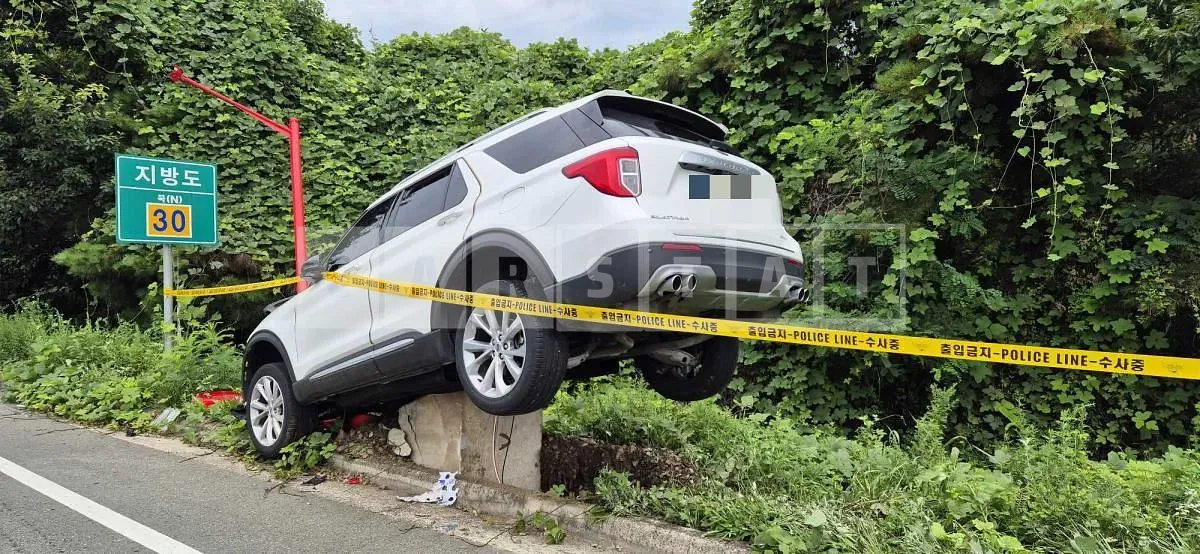 Photo 2 of 7: 2021 Ford Explorer 3.0 — Korean insurance auction