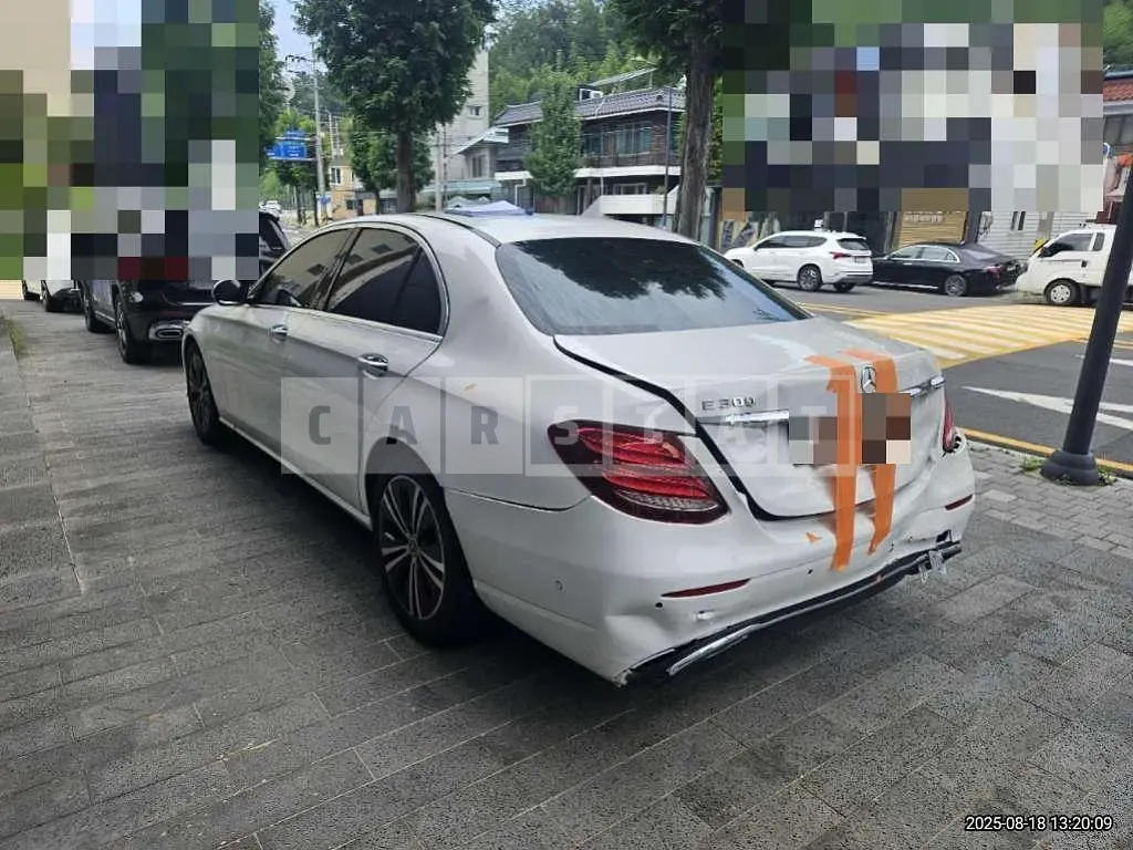 Photo 2 of 11: 2020 Mercedes-Benz E300 — Korean insurance auction