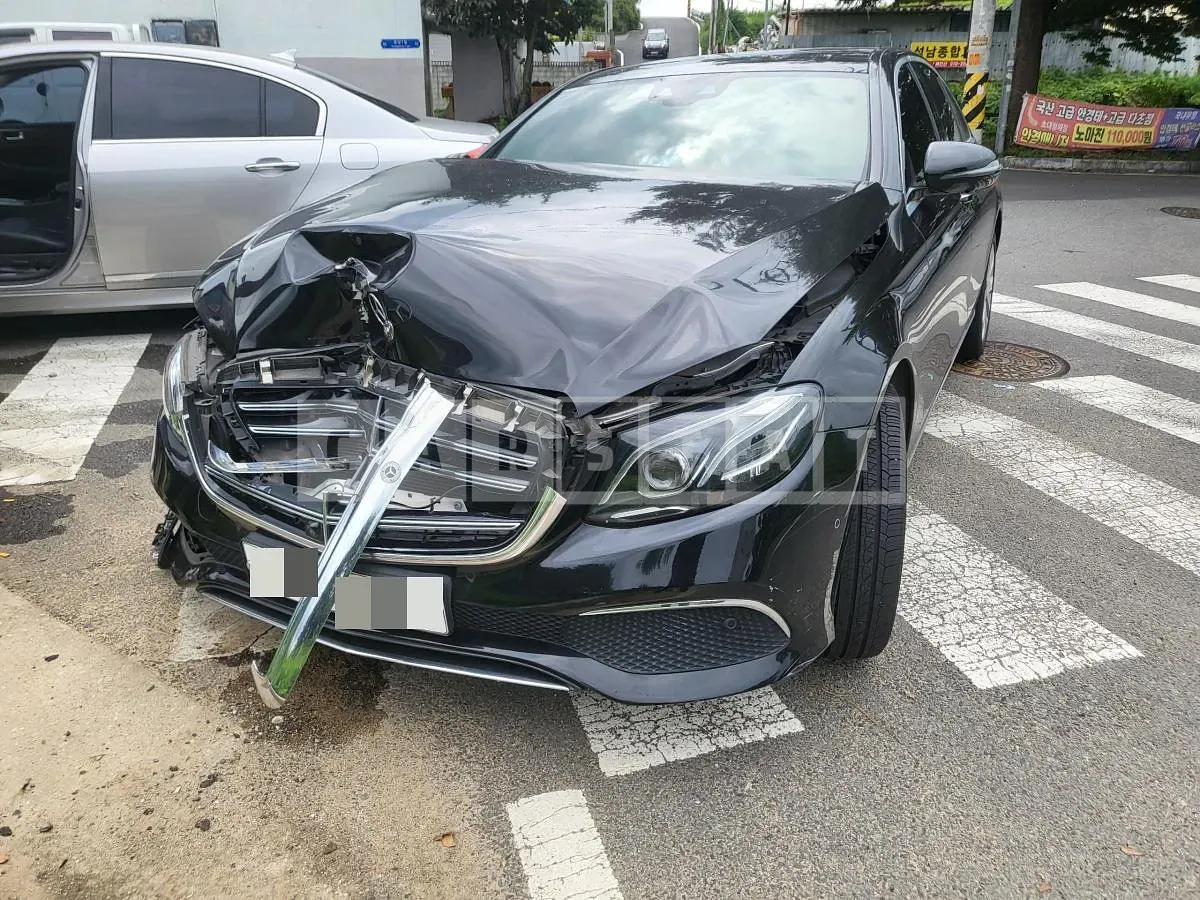 Photo 2 of 5: 2017 Mercedes-Benz E300 — Korean insurance auction