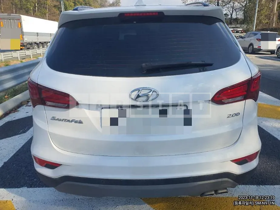 Photo 2 of 26: 2017 Hyundai Santa Fe DM 2.0, VIN KMHSW81UBJU775791 — Korean insurance auction