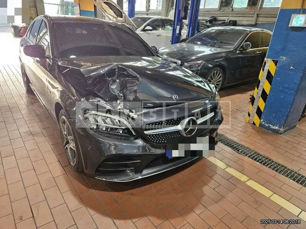Photo 2 of 30: 2020 Mercedes-Benz C300 e 4Matic — Korean insurance auction