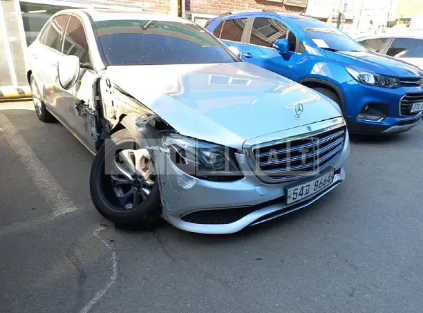 Photo 2 of 18: 2018 Mercedes-Benz E220d, VIN WDDZF0EB8JA304579 — Korean insurance auction