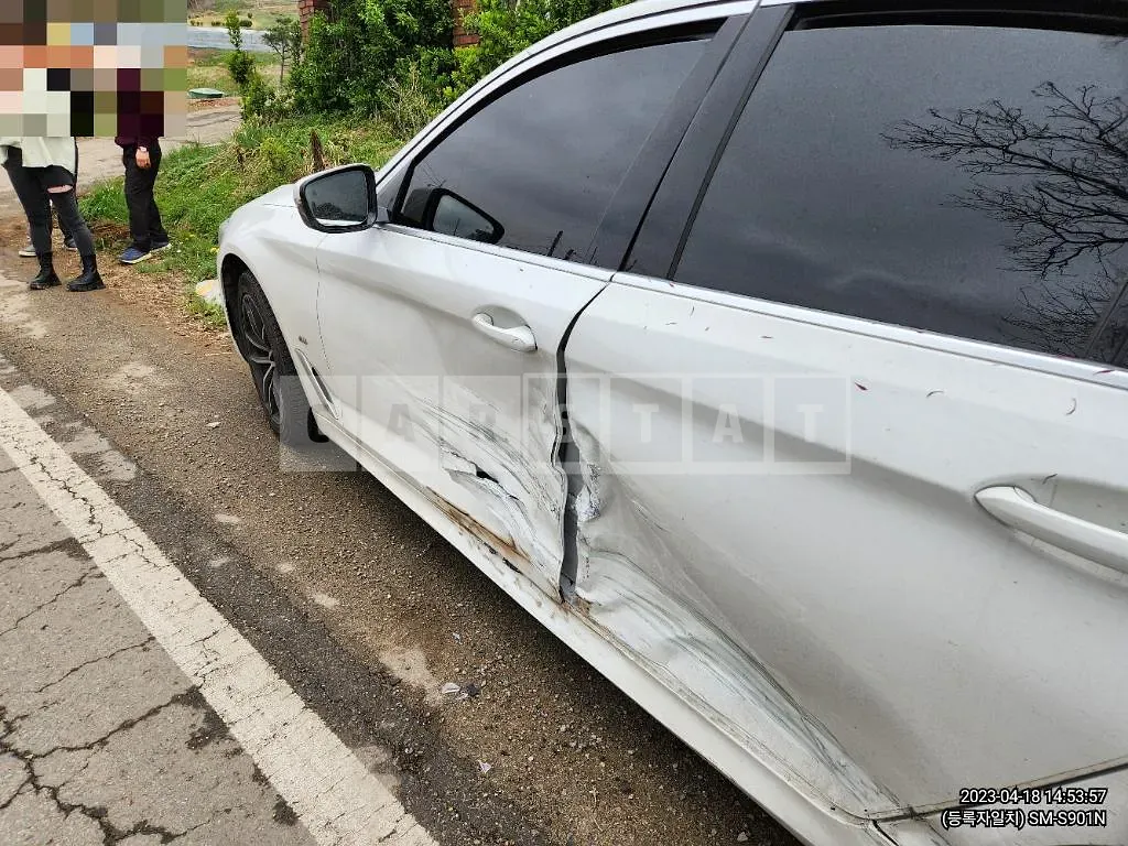 Photo 2 of 15: 2022 BMW 520i — Korean insurance auction