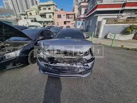 Photo 2 of 8: 2018 Mercedes-Benz E 300, VIN WDDZF4JB0JA405838 — Korean insurance auction