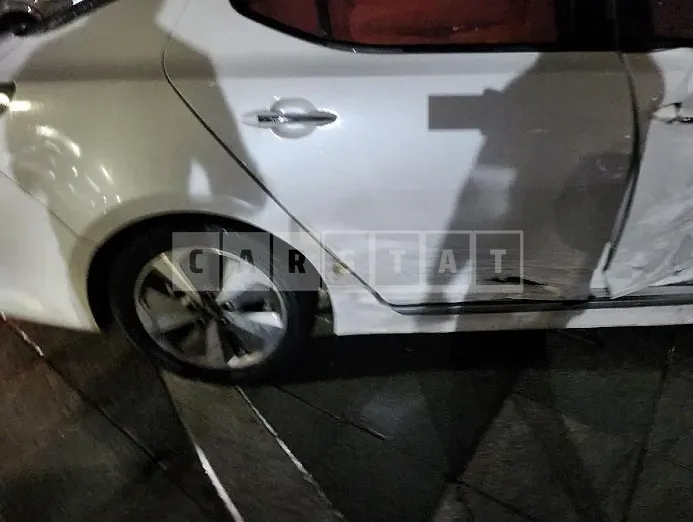 Photo 2 of 6: 2015 Kia K5, VIN KNAGN41CBFA077898 — Korean insurance auction